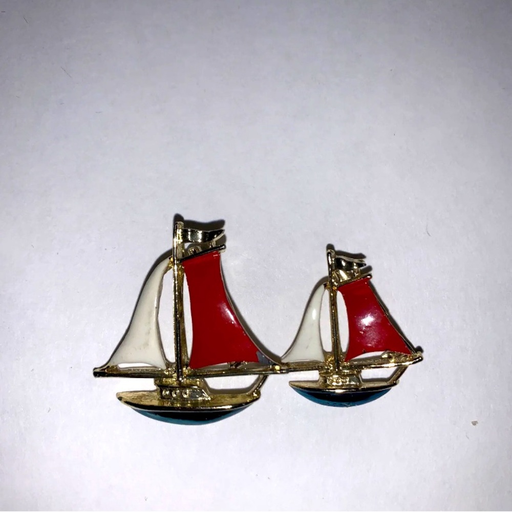 VINTAGE GERRYS GOLDTONE RED WHITE BLUE ENAMEL SAIL BOAT BROOCH SCATTER PIN 2